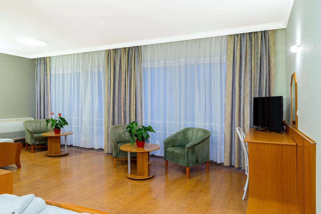 Aqua Blue Hotel Hajdúszoboszló Buitenkant foto